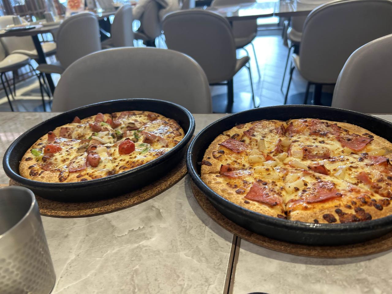 看看，我们老年人也去必胜客吃披萨，当一回年轻人。

为了选什么样的披萨，在店里还