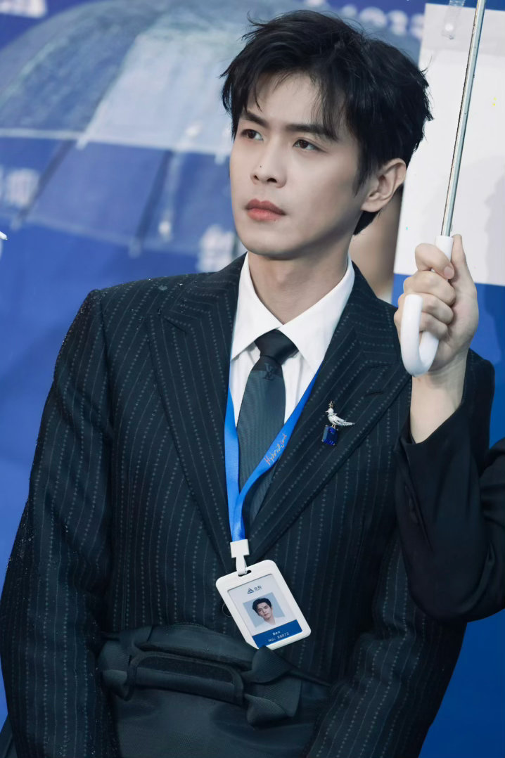 张若昀黑白雨幕大片张若昀北影节夹公文包走红毯别人精致摆盘，张若昀直接带戏入场！雨