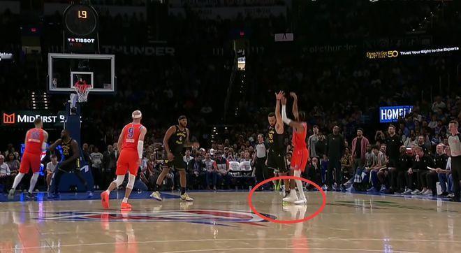 库里的恶意犯规终于把自己的光环抹杀了一丝暗淡，毕竟人总不能当神仙看待，快四十的老