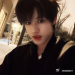 张极雪夜自拍 家人们谁懂啊！张极的雪夜自拍氛围感拉满！雪纷纷扬扬，他身姿挺拔地站