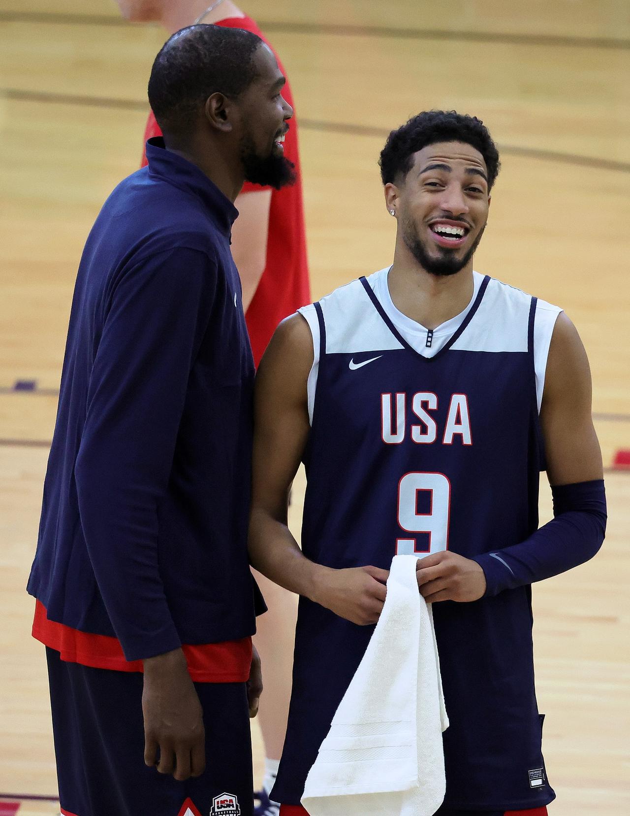 哈利伯顿自嘲奥运“躺拿A”！杜兰特：我们12个人都是天神
看NBA上咪咕视频，哈