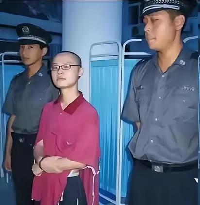 2004年，长沙。一个25岁的女老师，陆灿昱，被自己当成弟弟的学生骗进一间不到四