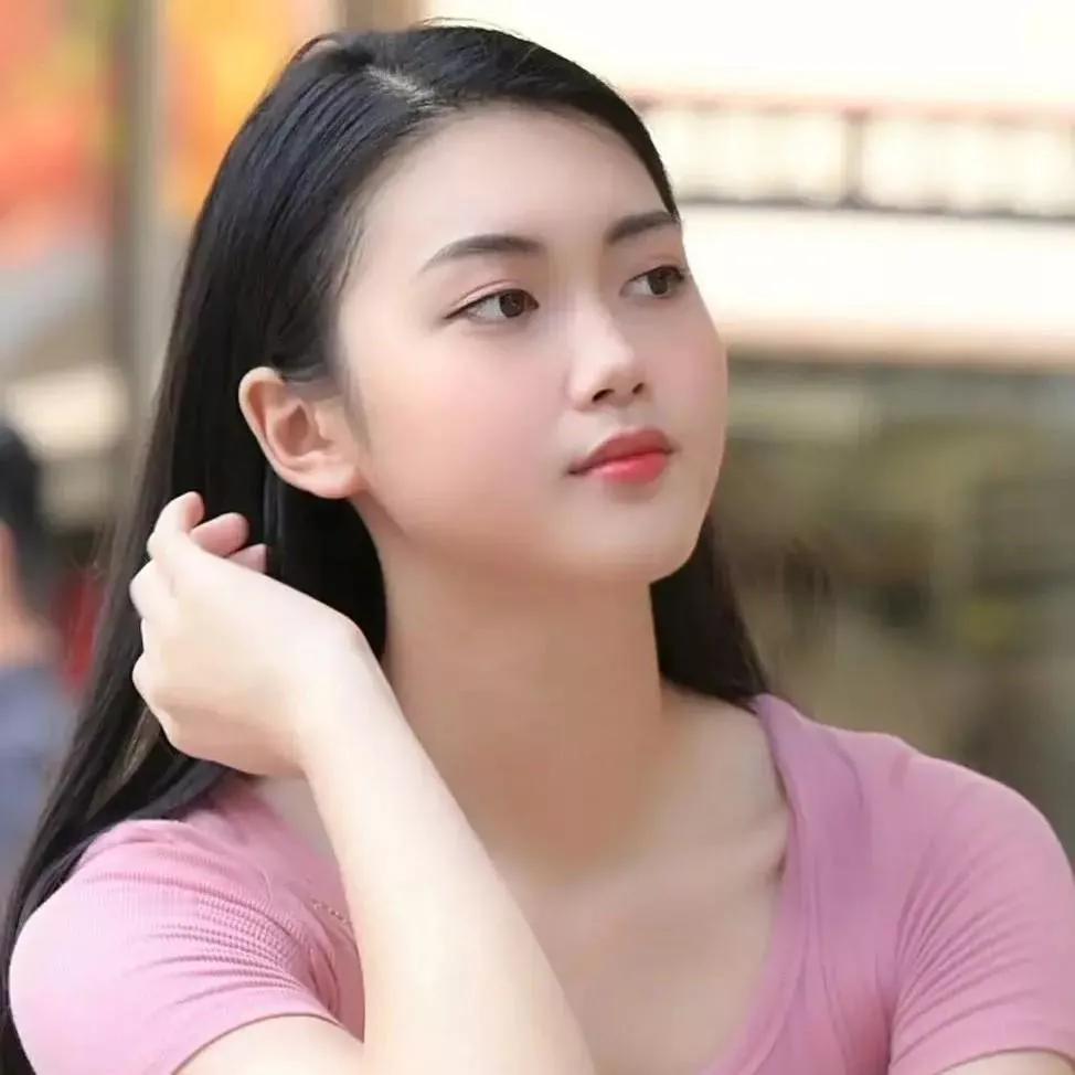 少女心事，微风轻拂发梢，宁静的午后时光