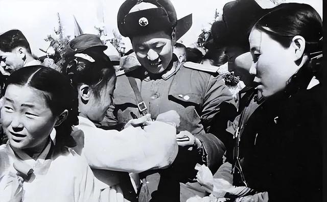 1953年3月，朝鲜新义州，一位年轻志愿军军官光亮站在刑场前，他罪名不是通敌，不