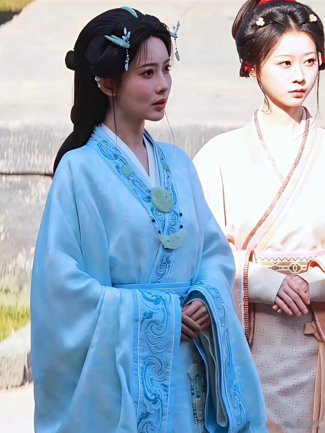 孟子义旁边的小宫女是美人心计里的小张嫣吗？这也太像了吧… ​​​
