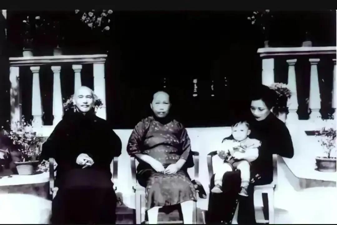 蒋介石与原配毛福梅（蒋经国生母）以及宋美龄的合影，宋美龄抱着蒋经国的小孩。193