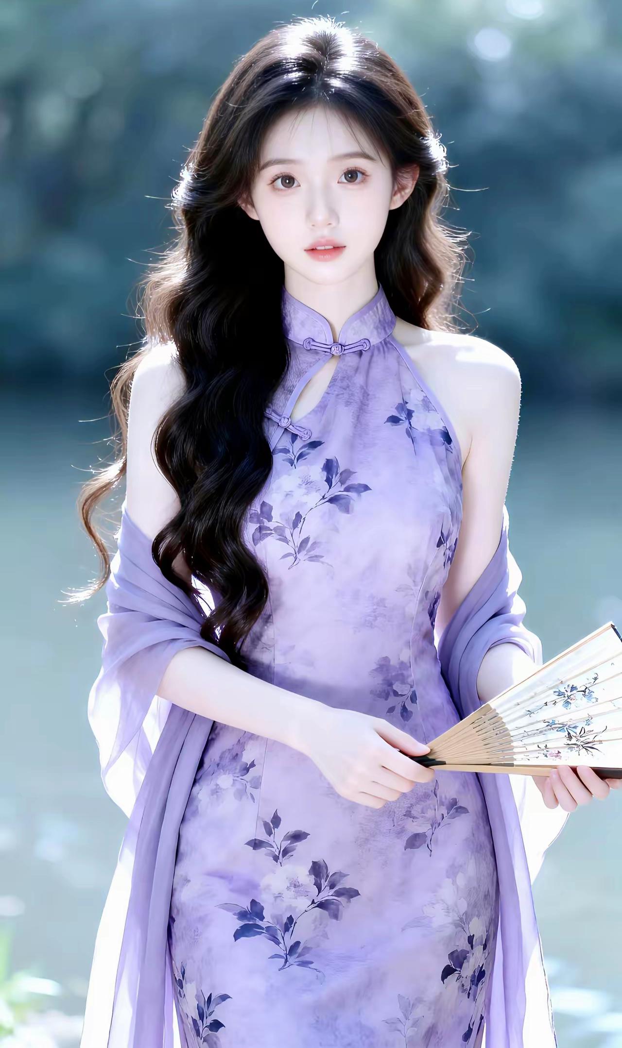 1. 紫韵旗袍（清冷古典）
身着淡紫色挂脖旗袍，水墨枝叶印花雅致脱俗，搭配同色系