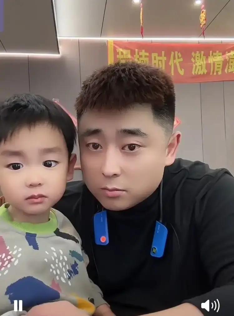 刘程拎着火腿肠去看儿子然然，孩子抬头看了一眼直接扭身躲到思晴腿后，眼泪啪嗒掉。