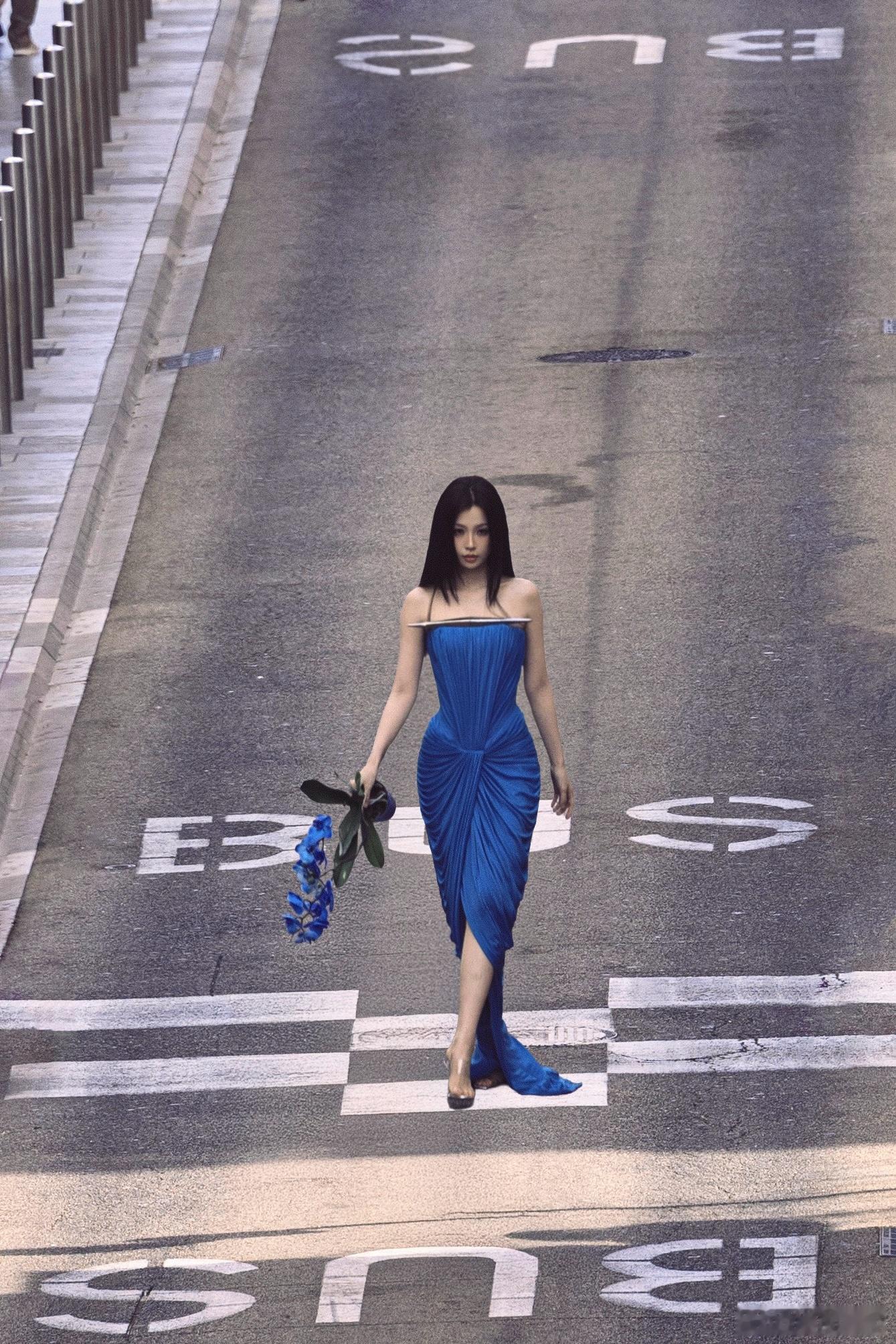 虞书欣造型师给力摄影师不给力，这件蓝色战袍一个可以出神图的，但是没有拍出来效果。