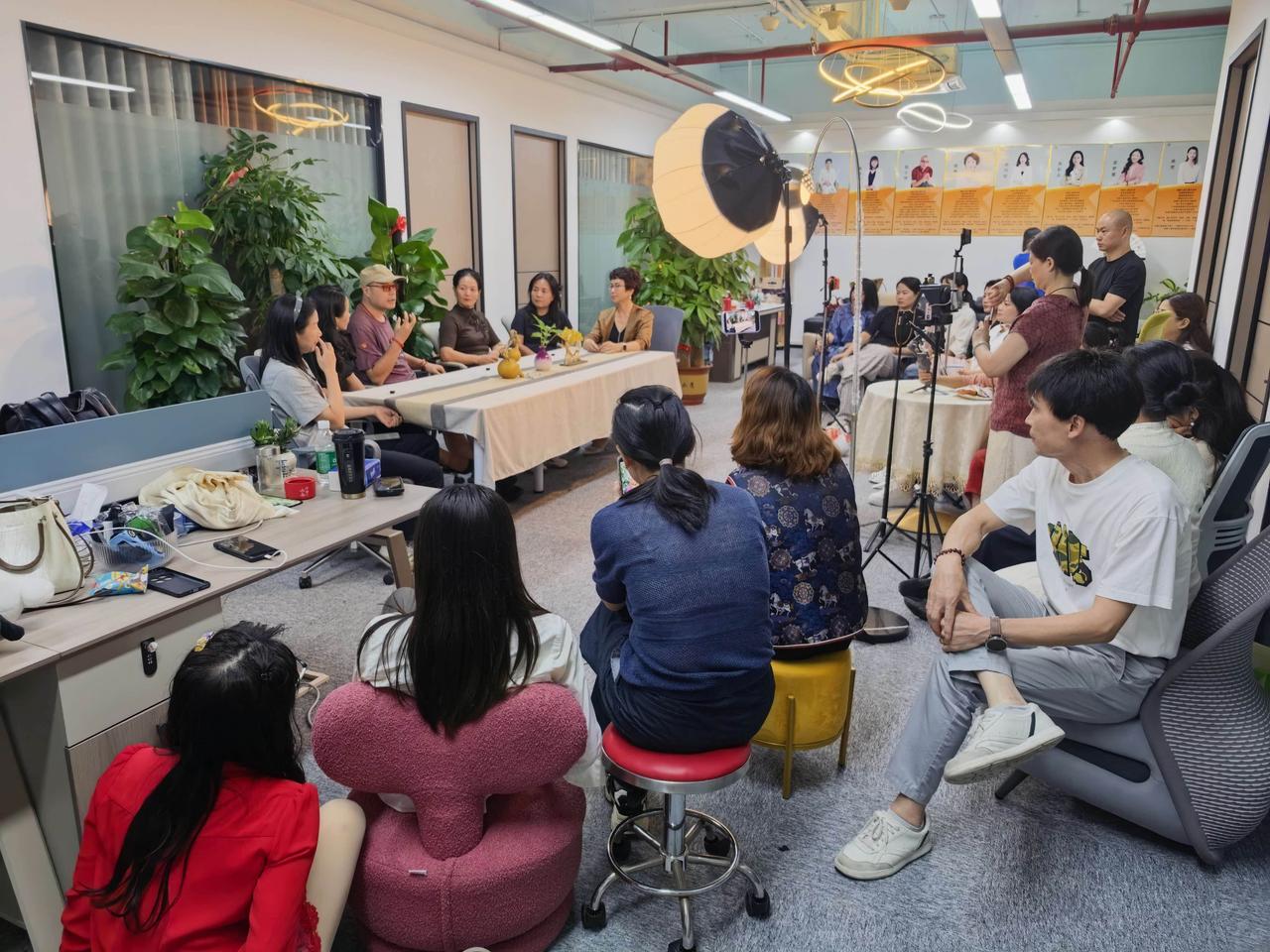 10月6号弟子班传媒实践密训，改革开放闯广东经历访谈：

1. 正式录制前完成机