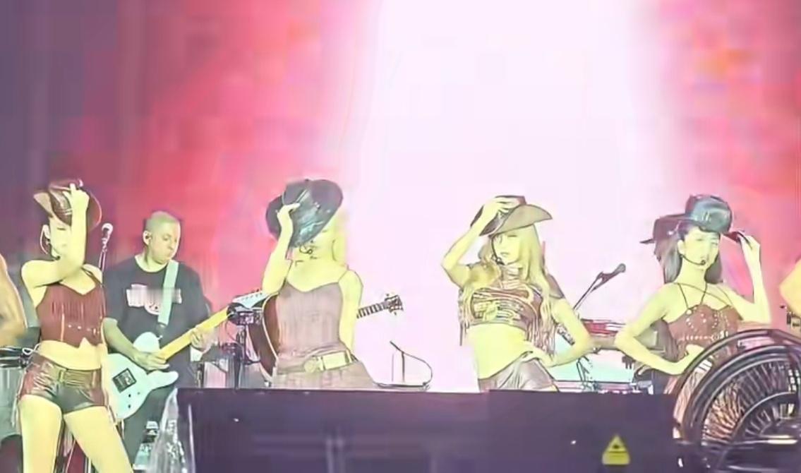 BLACKPINK[超话] 总算找到相对正面一些的4人JUMP开场🤠我爱死这个