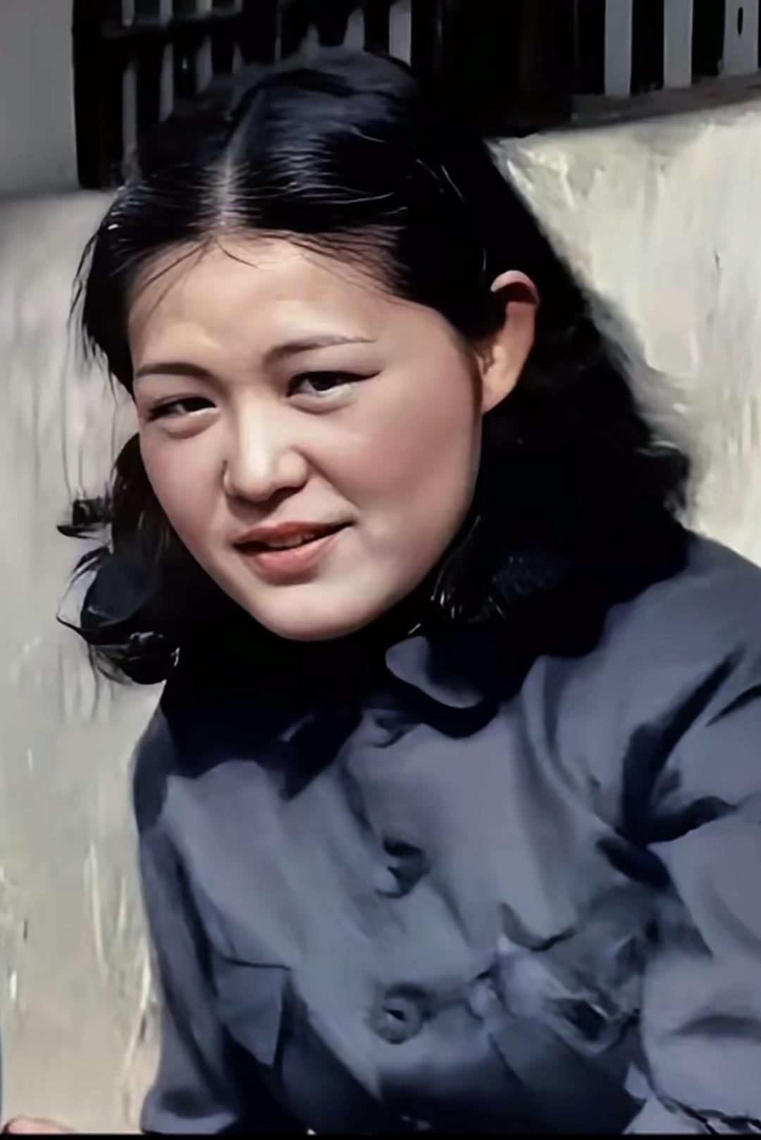 1976—2025）。不少人说她俩长得像，像吗？