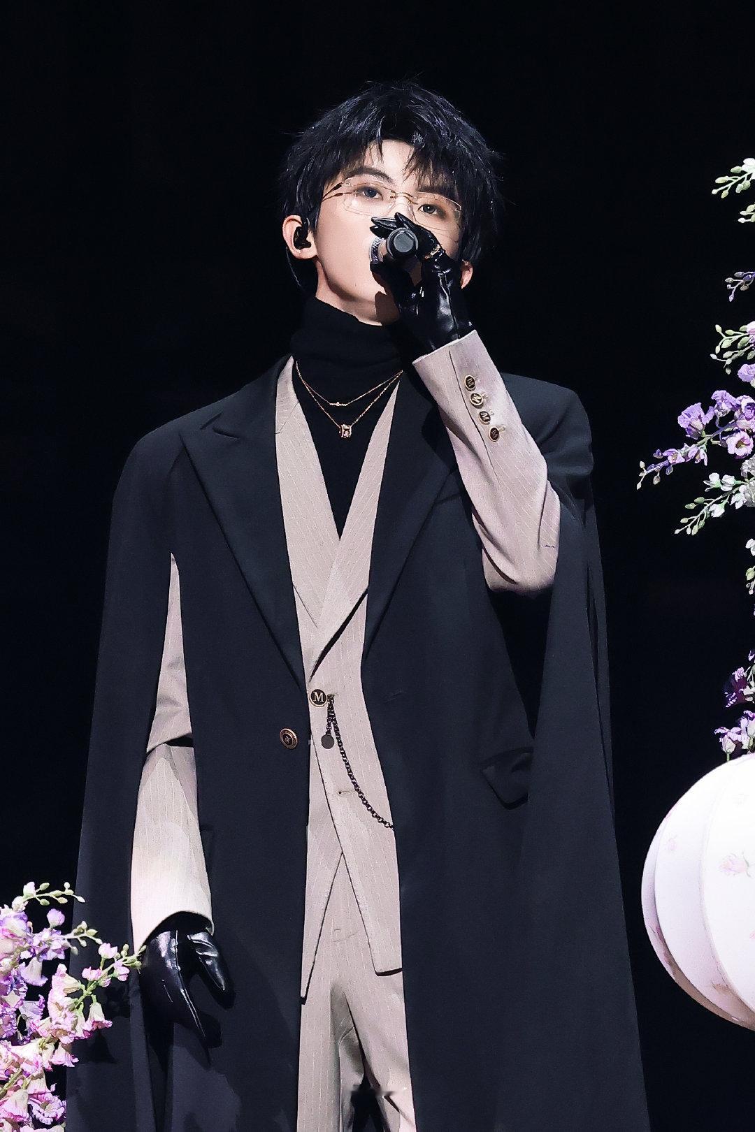 马嘉祺｜时代少年团演唱会舞台出图，无边框眼镜搭配西服披风，撑着伞唱歌苏感拉满！！