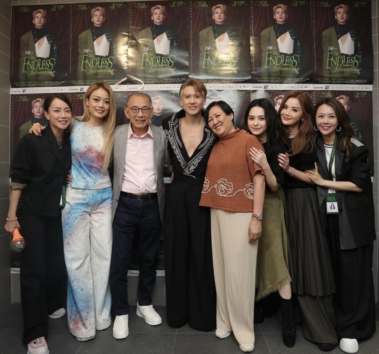 阿娇与阿Sa同框近照，这张大合照可以看出，老板杨受成对旗下艺人都很好。

老板对