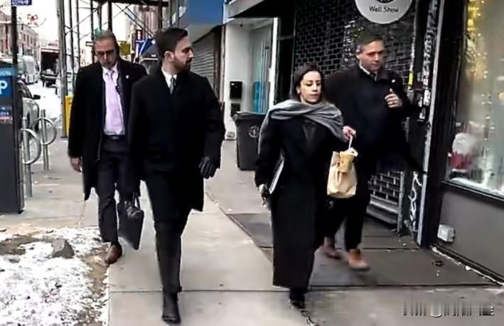 马姆达尼就任纽约市长第一天坐地铁上班！