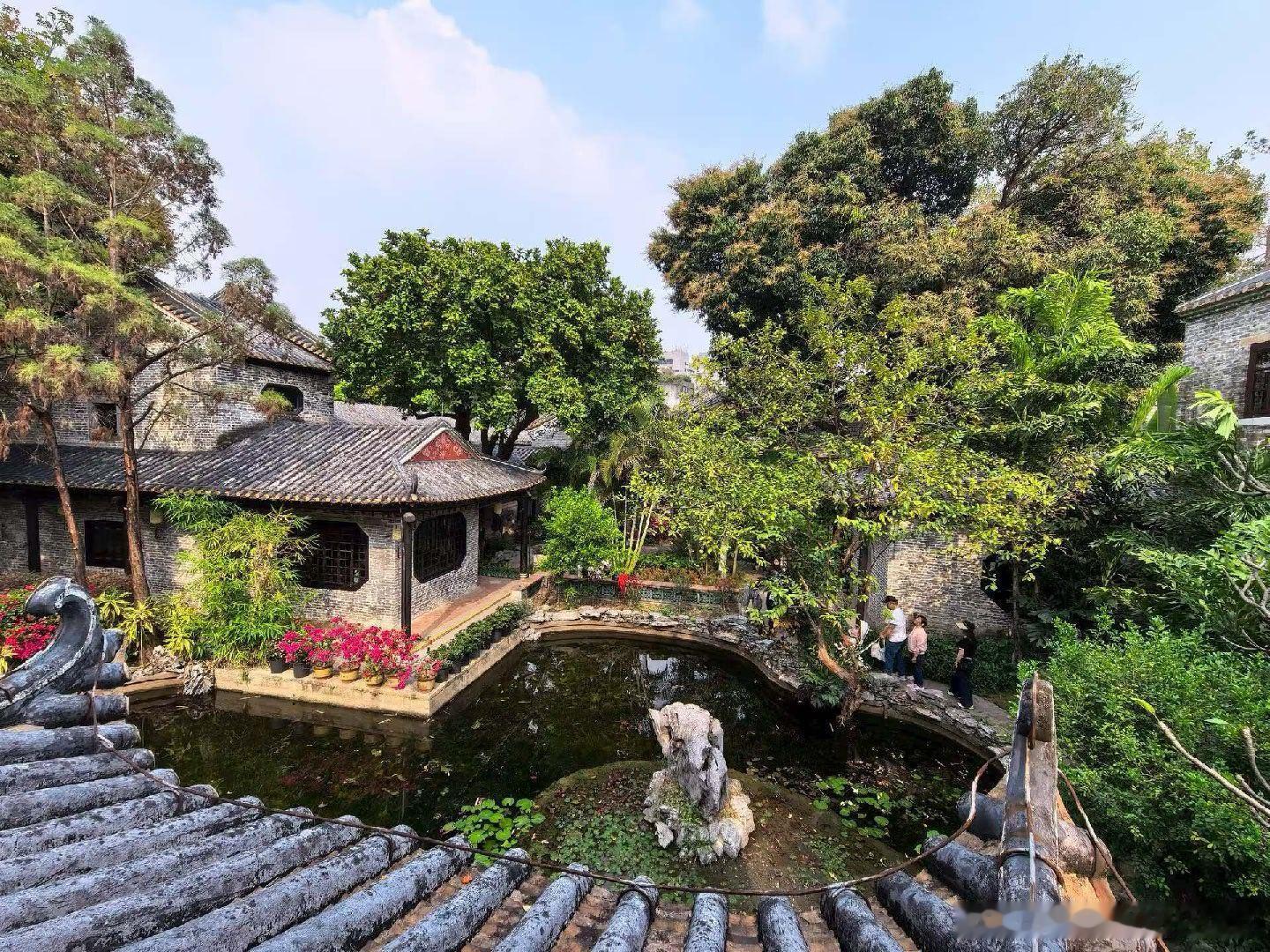 原创诗词  游广东佛山梁园奇花异木梁园栽，春蝶弄影时不待。碧水听音过韵桥，榕阁草