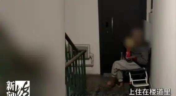 上海有位九十多岁的老爷子，在公共楼道里铺张床睡了快一年。谁料居委会一开口就把事说