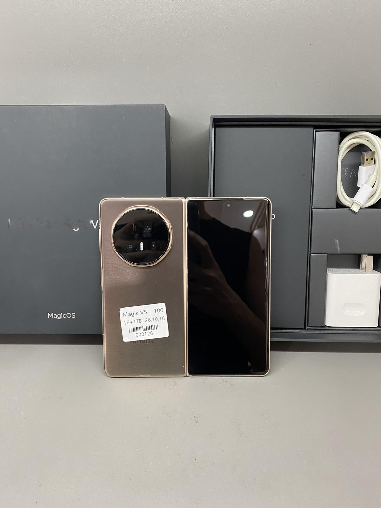荣耀magicV5 16+1TB
全套在保26.10.16  几千元大折叠太划算