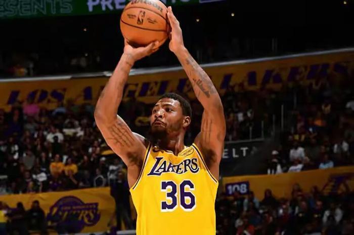 斯马特大空位三分命中率22.2%，在联盟投3次以上的球员中排名倒数第二，只有本谢