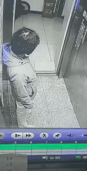 人的天赋异禀真的大相径庭
看看这住大妈取了快递回来，进电梯就用脚按楼层按钮
要做