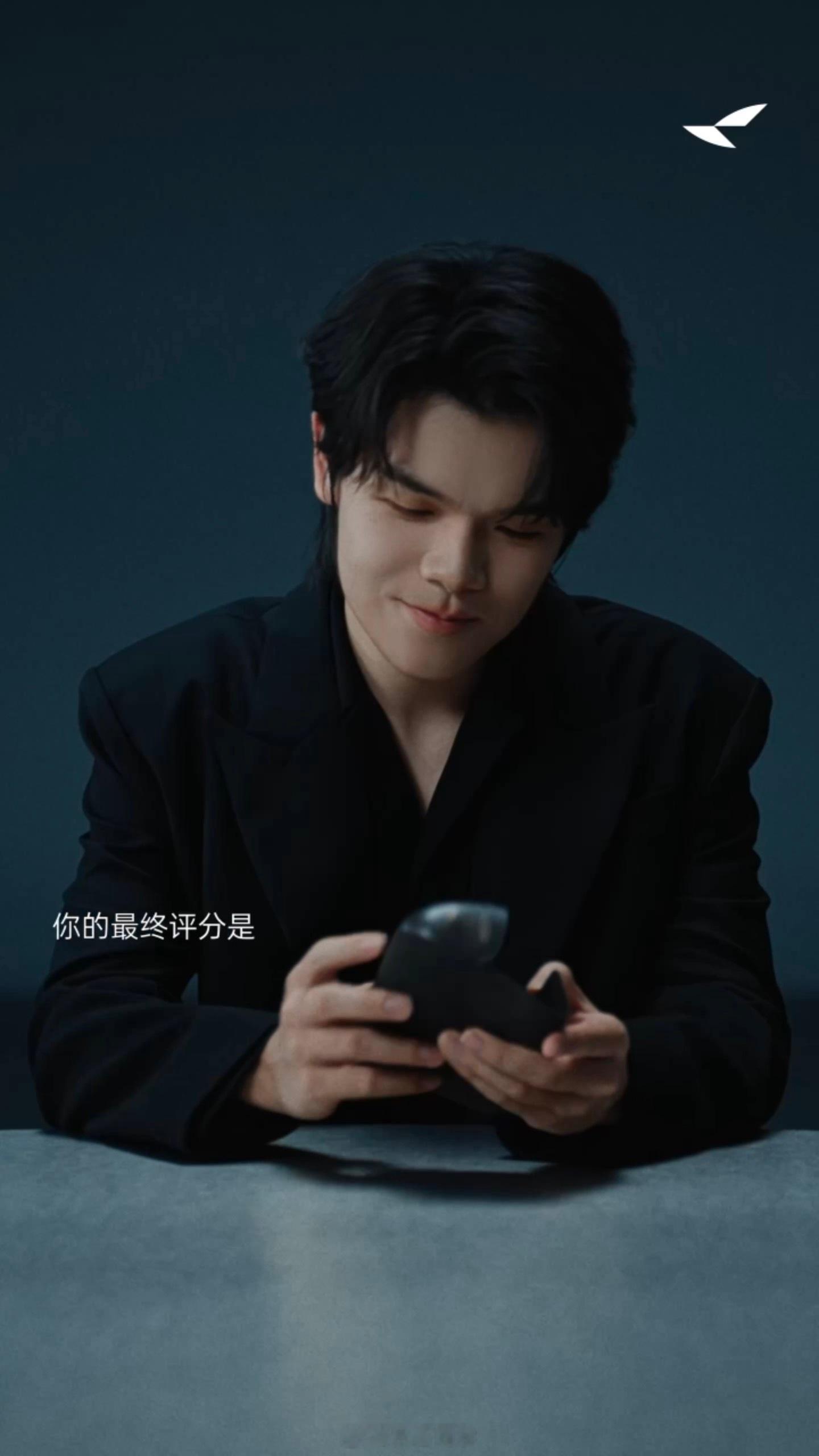 以前：柯洁 vs AlphaGo，人类尊严保卫战。现在：柯洁戴上雷鸟iO，从对抗