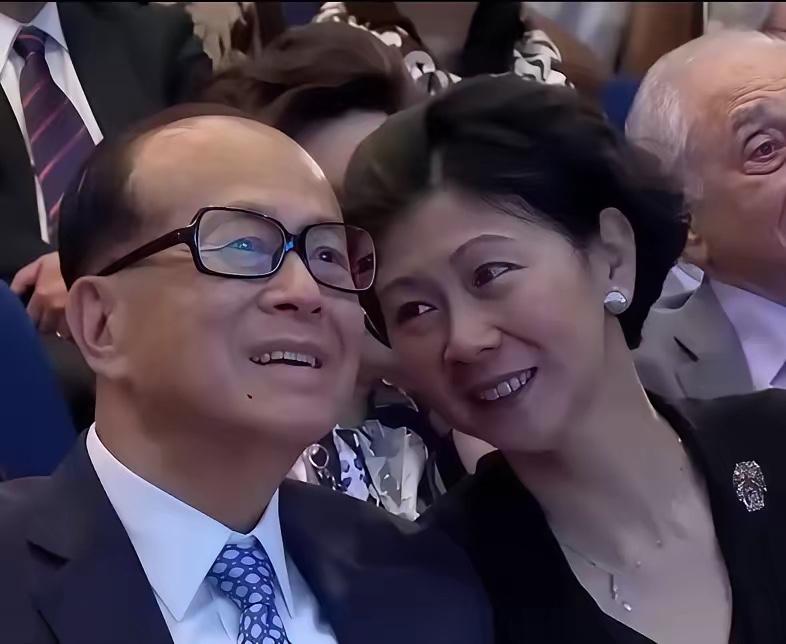 看到一张照片
李嘉诚旁边的这位女士是谁啊
看她的气质、颜值和气场可以断定：她肯定