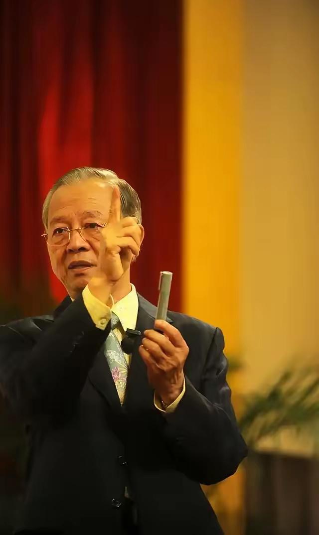 曾仕强说：“千万千万要记住，你再怎么了不起，再怎么有本事，你都要牢牢遵循一点，那