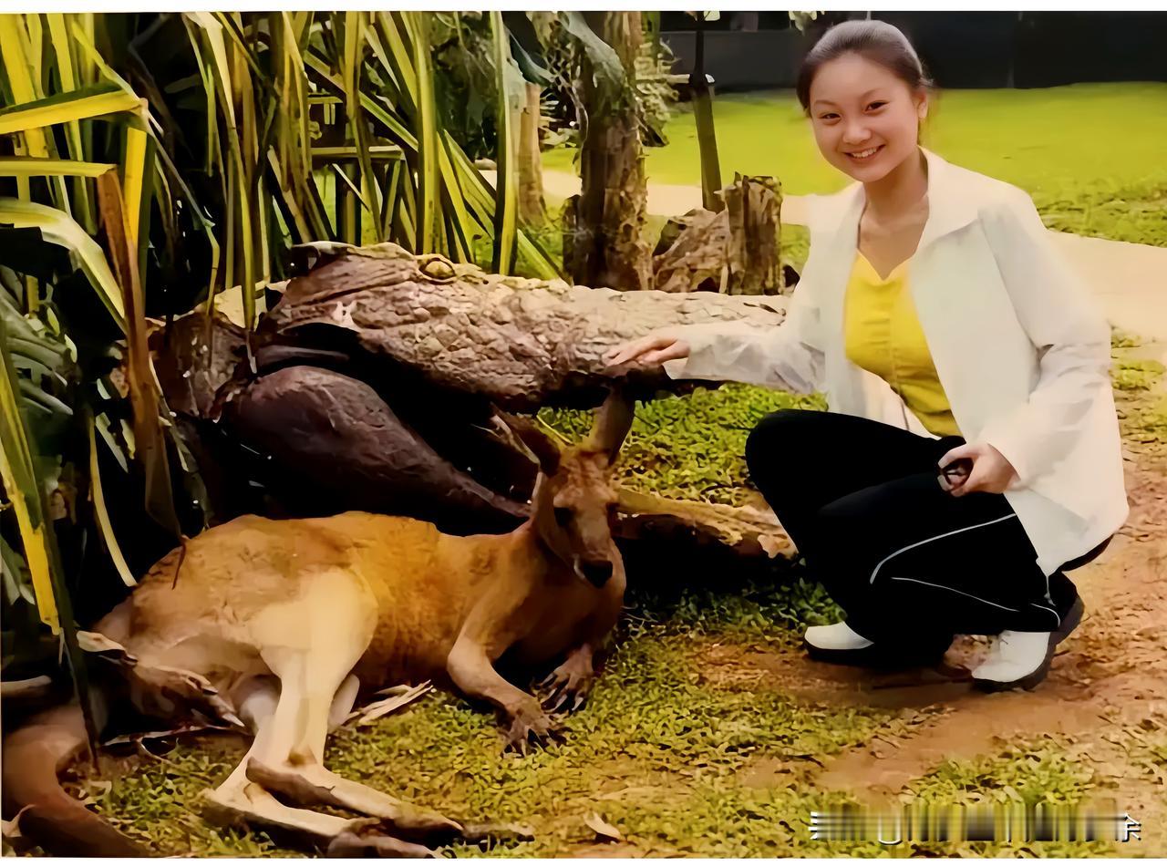 这是1999年张艺谋的妻子陈婷18岁时在户外游玩的一张留影，照片中陈婷一身清爽的