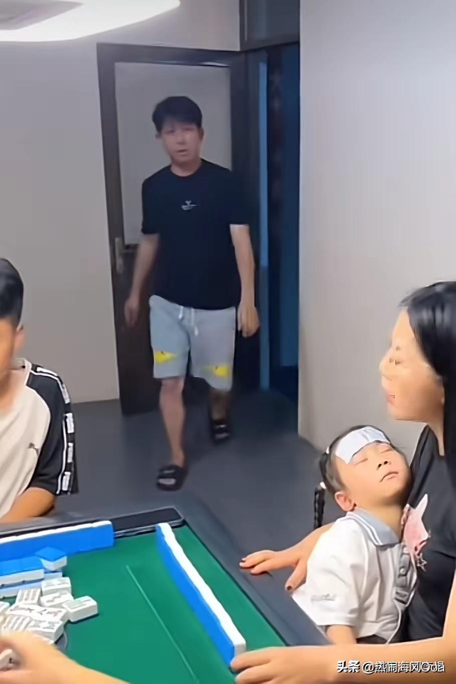 怎么会有这样的女人？真是让人无语了。

见过打麻将上瘾的，没见过这么上瘾的！
