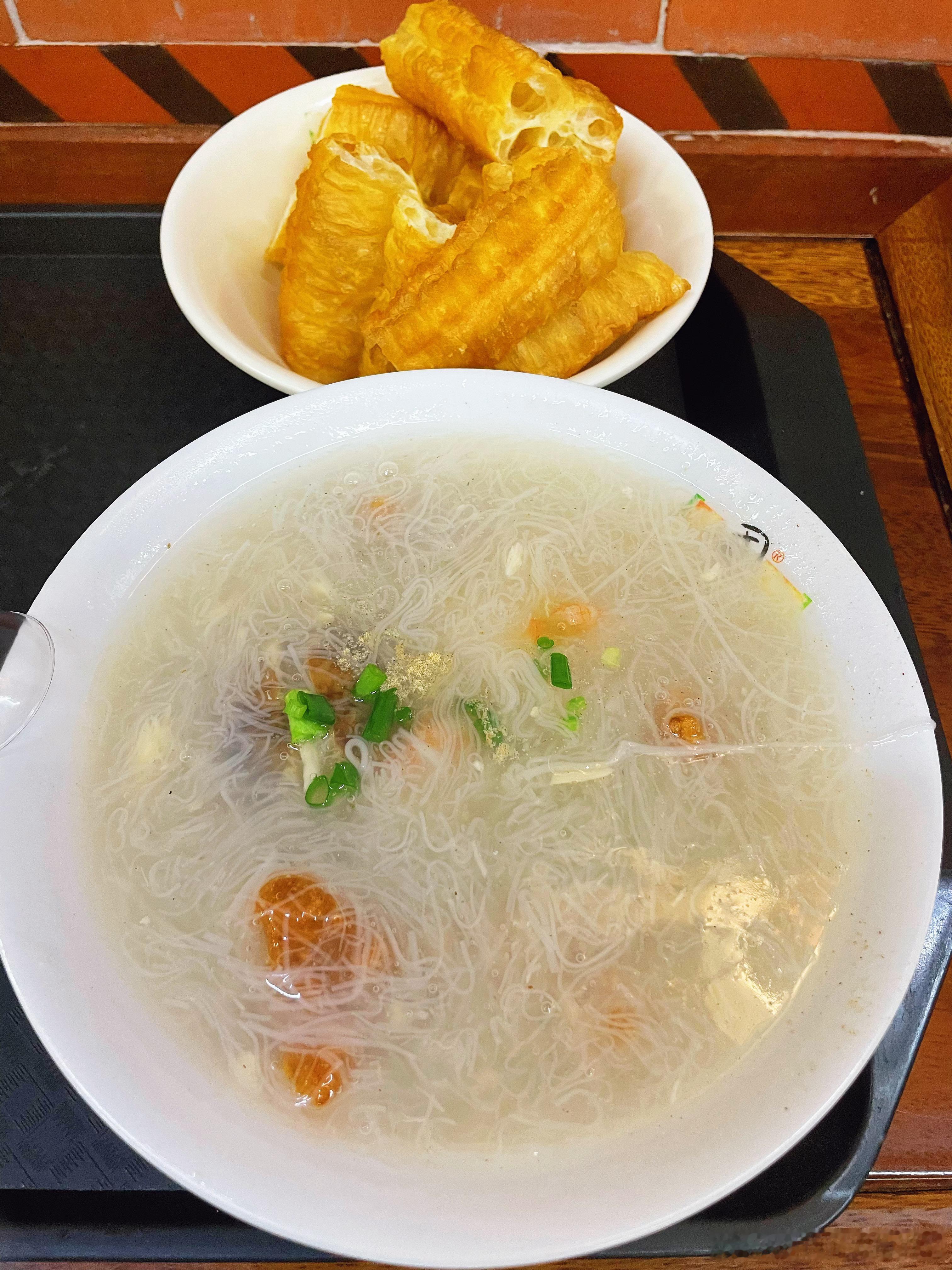 泉州给我的压力有点大。这才不到中午已经在吃第三顿了，很多推荐小店都觉得可以尝试下