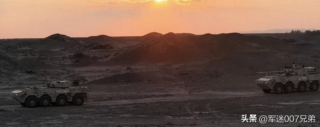 央视画面：夕阳下我陆军中型数字化合成营，换装的国产第二代“大八轮”主战装备真漂亮