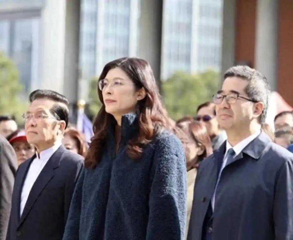 很多人都在问，郑丽文这次带队来大陆访问，为什么没带常见的礼盒礼品。但其实她真正带