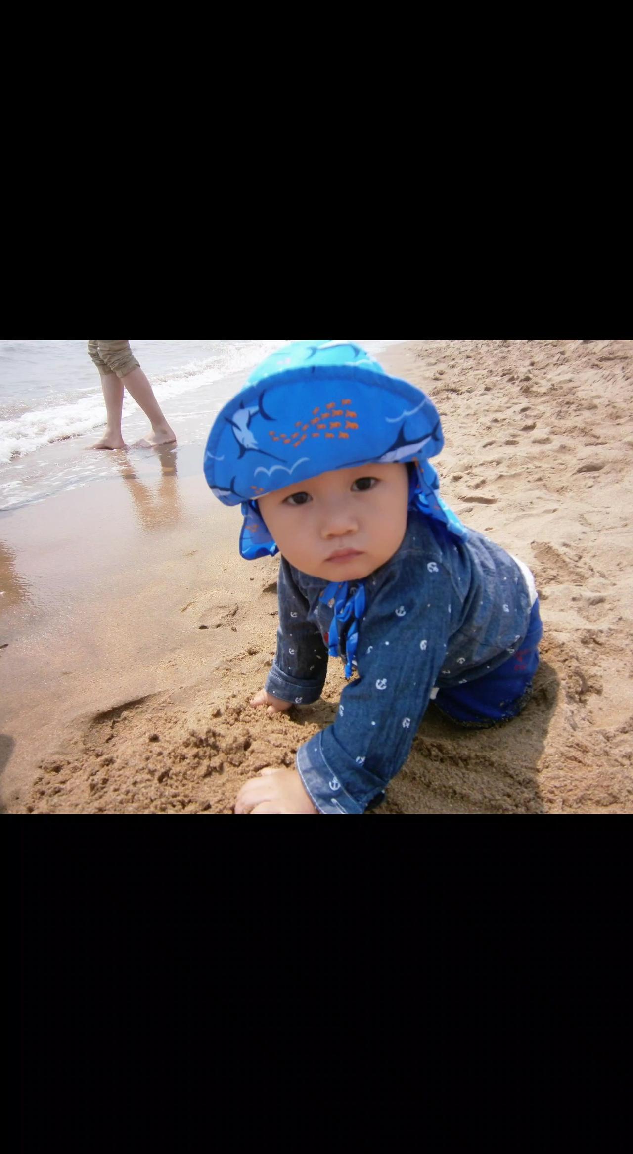 👶小沙蟹爬过夏天的指纹🌊
蓝帽子盛着整片海的摇晃✨
成长是沙滩上回不去的脚印