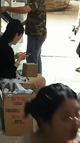 这个小男孩该不会是和大人学的吧！
他这种行为可不太好！
虽然他只是觉得好奇？好玩