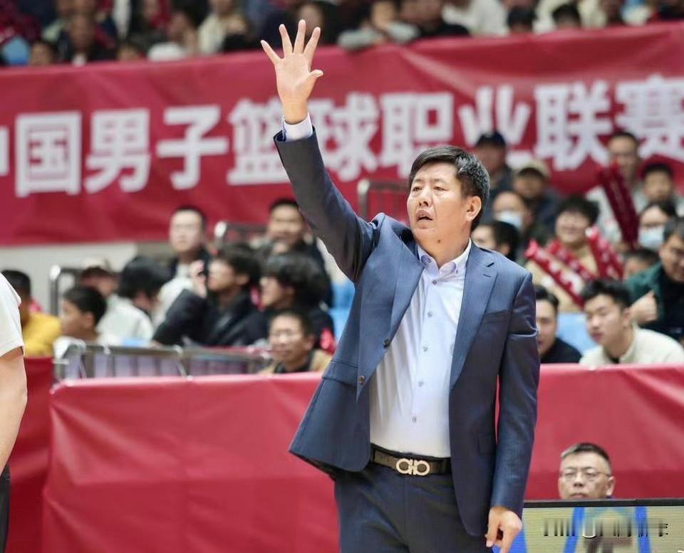 今晚（12月26日）19:35浙江稠州金租新帅执教迎来浙江德比，对阵宁波，目前浙