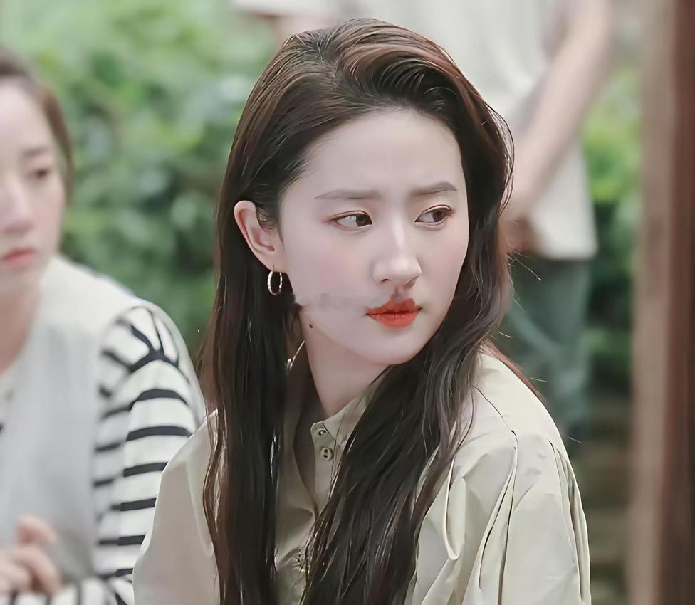刘亦菲吃席美得像P上去的，和旁边的人不在一个图层 ​​​