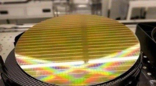 美利坚：绝不允许，使用美国技术的光刻机，卖给中国。中国：绝不允许，使用中国稀土的