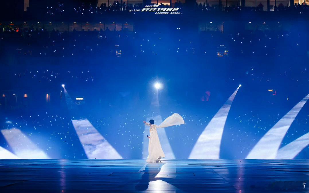 张杰唱出国泰民安的感觉杰哥今天《追风赶月的人》《铭记》《新征程》三首连唱，一开口