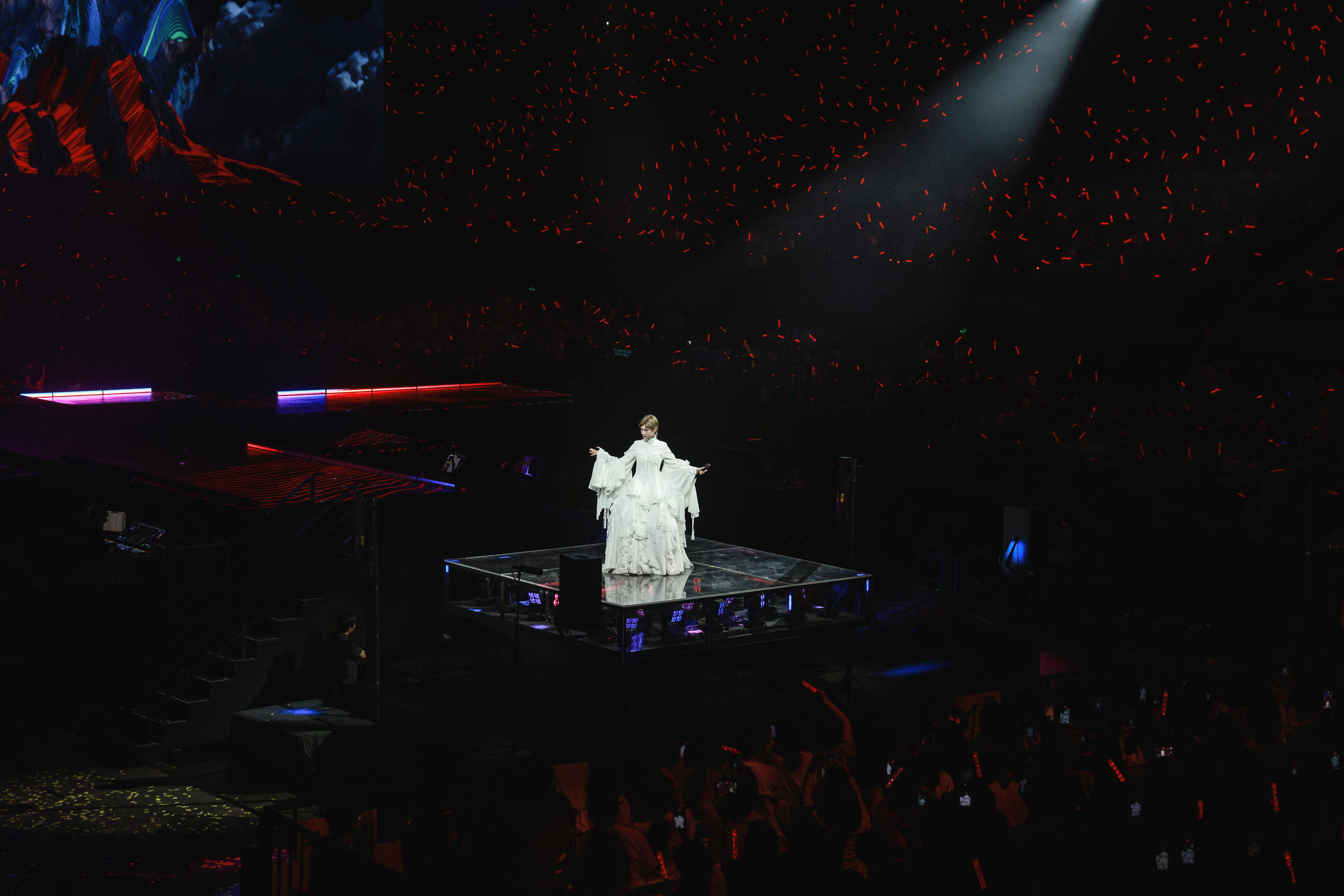 李宇春中古女爵李宇春一条裙子用了两千块布李宇春化身中古女爵惊艳亮相，两千块布堆砌