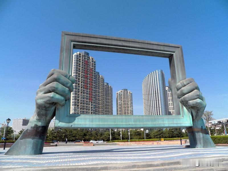 曾经在1982年第1次去威海，看到的是一个：沿海建设的小城市，古朴、落后。但突出