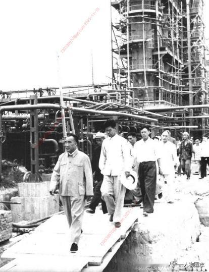 1958年7月，朱德视察建设中的兰州炼油厂。