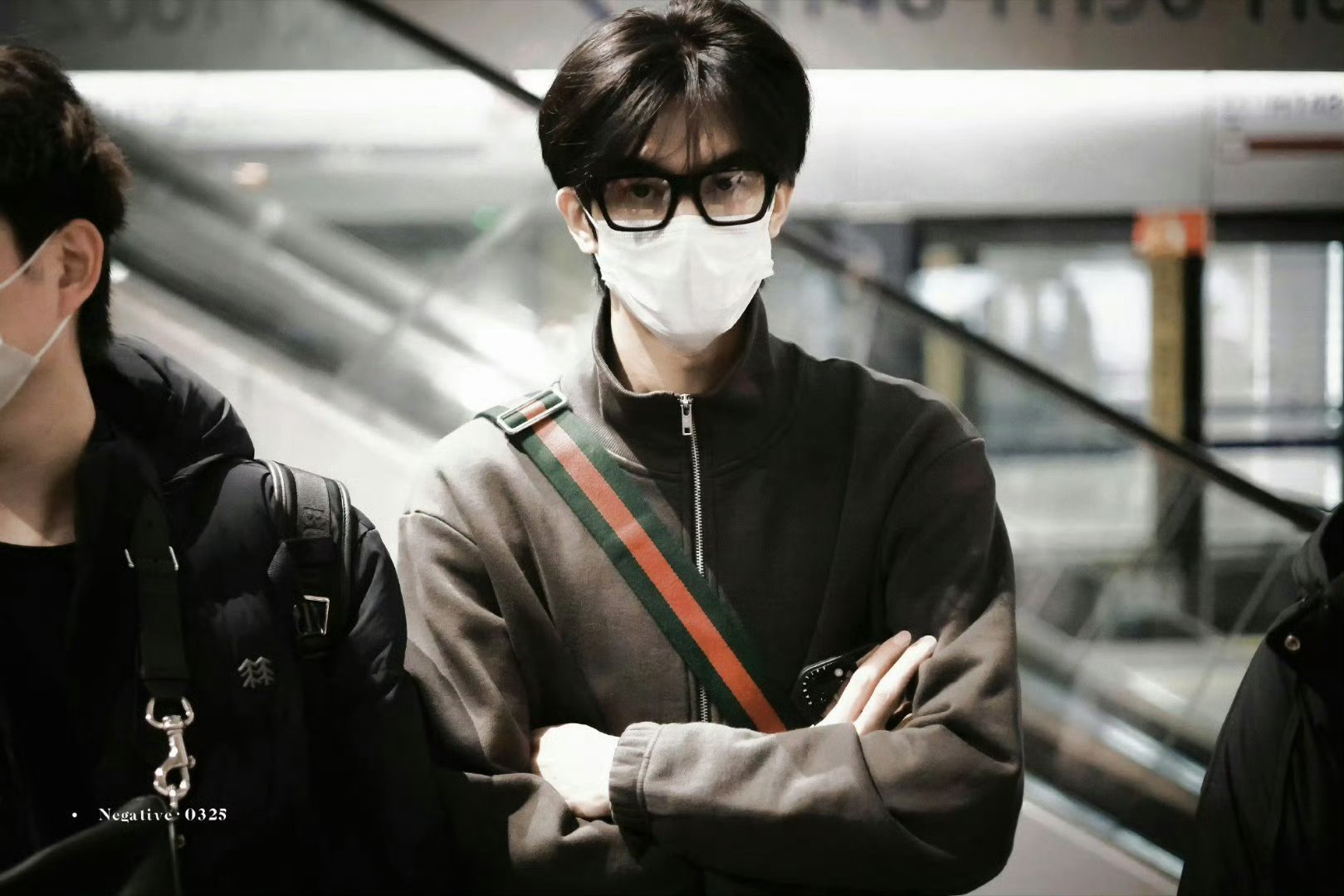 宋威龙和周围人不在一个图层，帅的就像小说男主的样子阿 