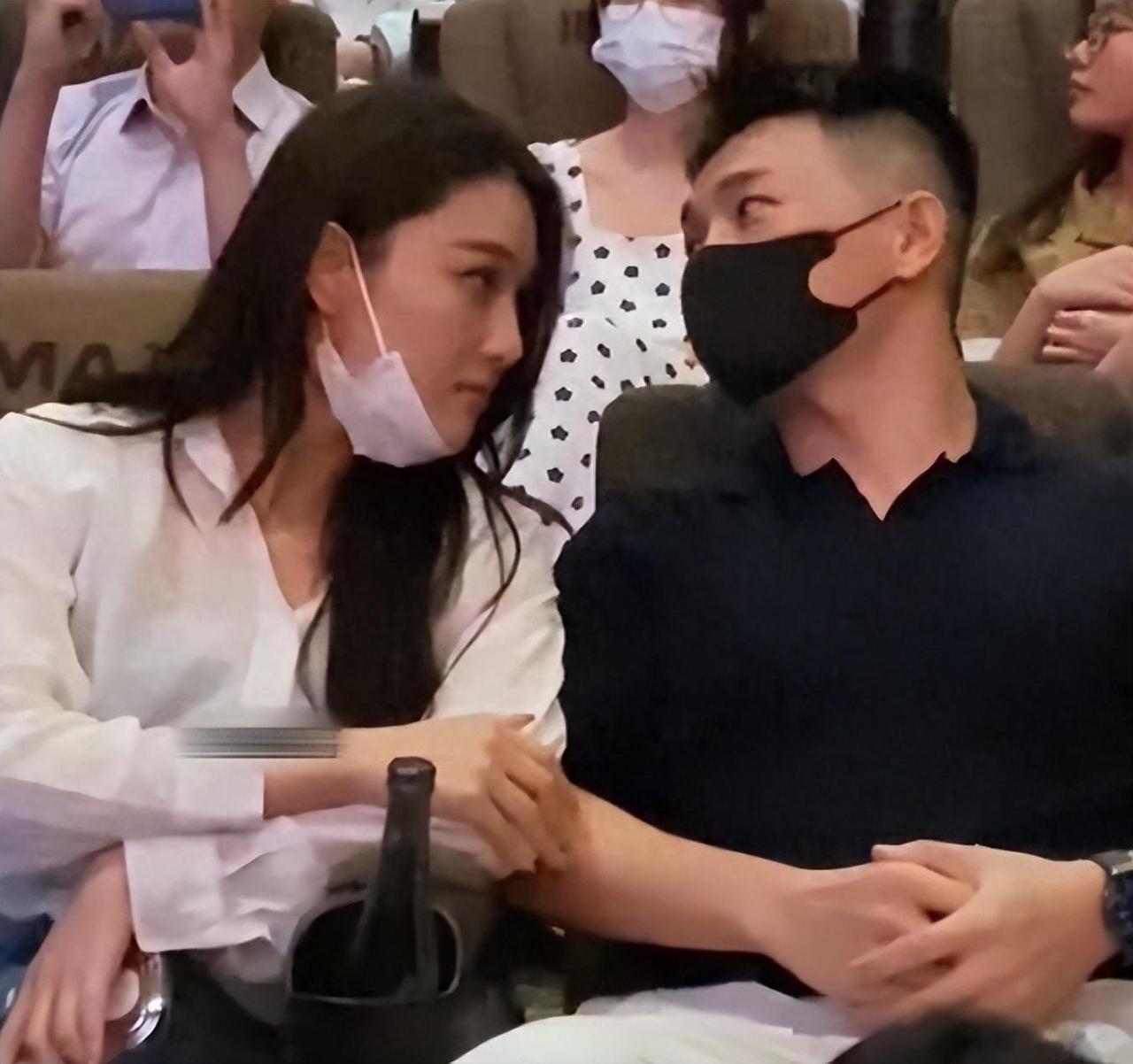 张馨予选择嫁给何捷真是太正确了！何捷是真的帅，不仅比李晨更有男人味，还比李晨年轻