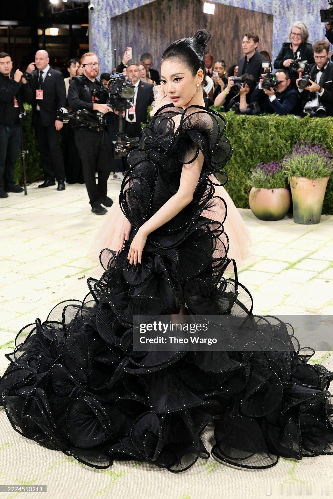 宁艺卓metgala待遇 谁能不感叹宁艺卓MetGala待遇太亮眼！手握Gucc