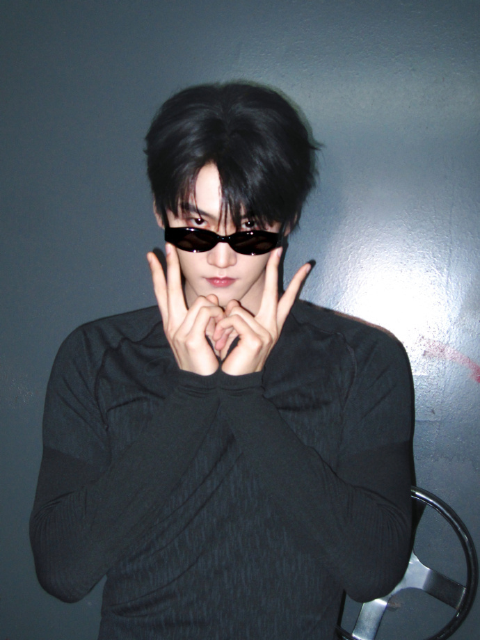 我将不再研究任何出片穿搭这个周柯宇穿着秋衣就出神图了周柯宇秋衣神图周柯宇穿着秋衣