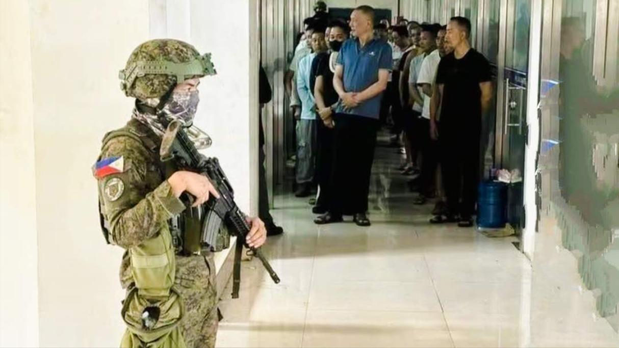 是要给点颜色瞧瞧了！
菲律宾不到一个月内抓捕近150名在菲中国人，无非是用工签证