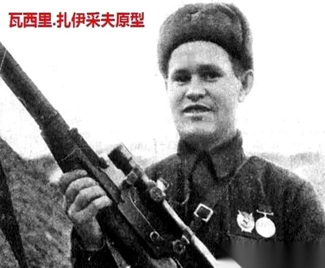 斯大林格勒，巷战。一个人，撞上三个人。
他手里就一把破枪，没镜子那种。对面一个还
