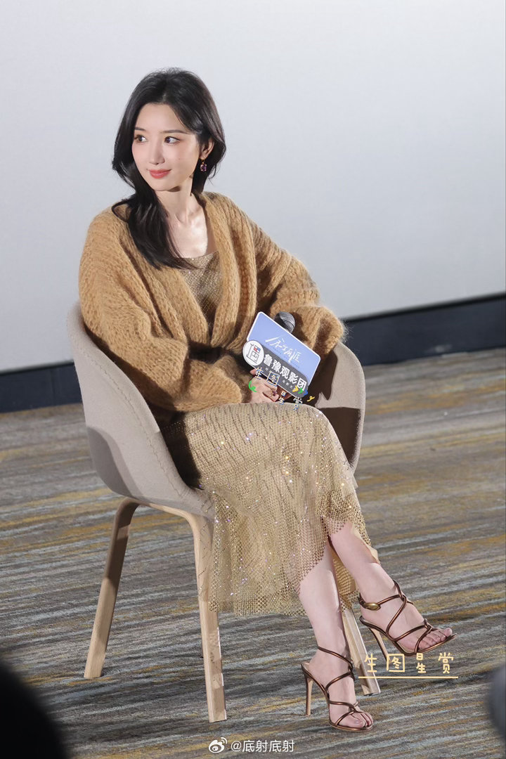 毛晓彤玉足好美 