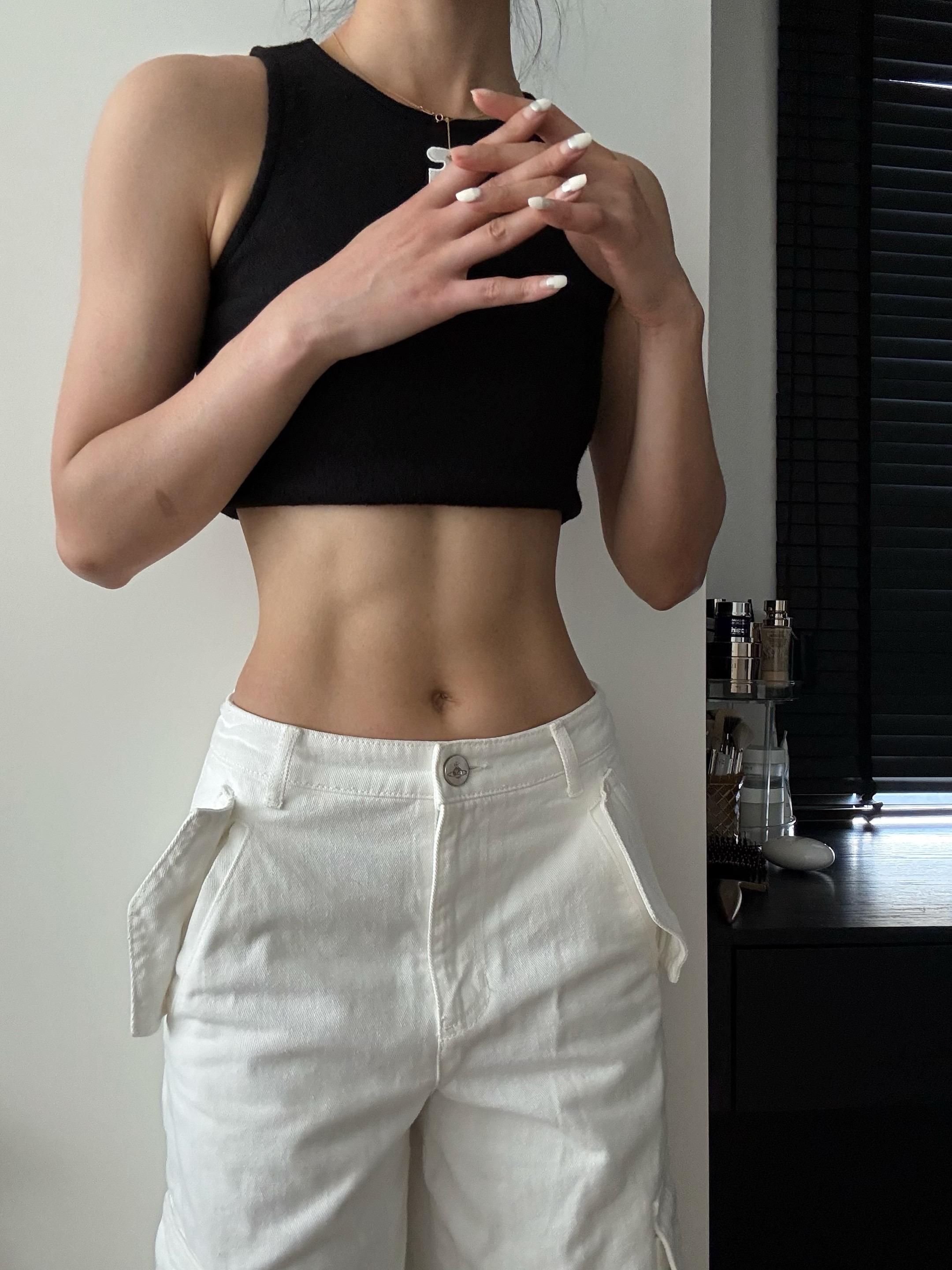 没有训练痕迹 宽肩窄腰 居家锻炼 薄肌 健身女孩