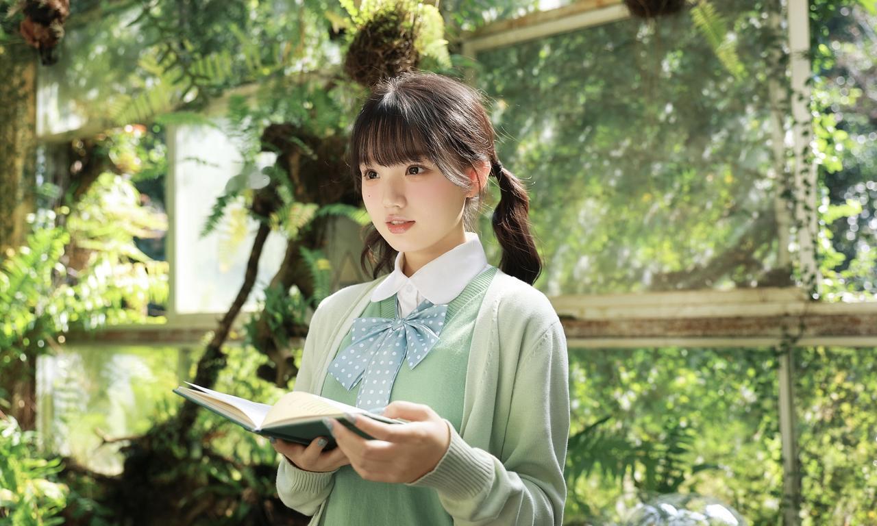 在一些绿植温室环境中创作，这样的场景作为背景，拍出来的照片自带青春气息。想想我们